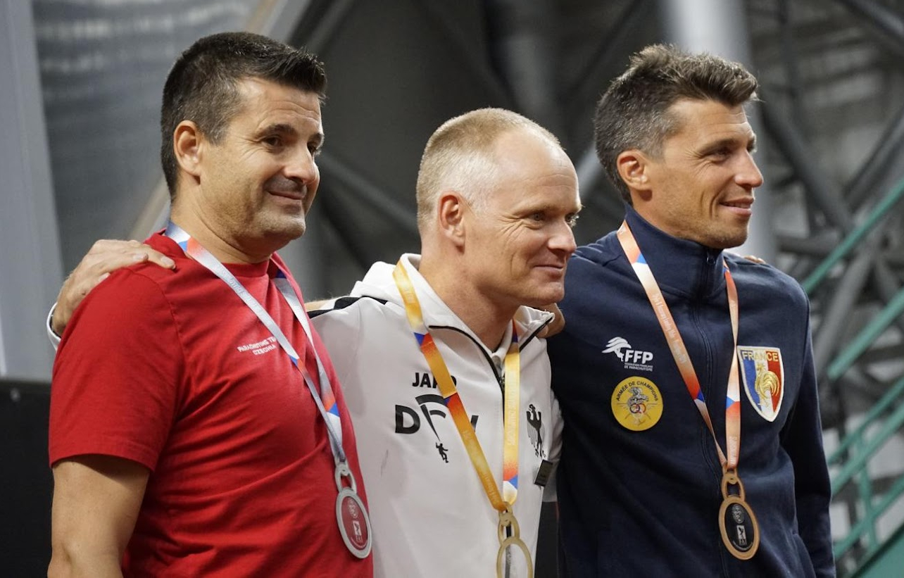 Fotogalerie: Medailový ceremoniál na MS v Prostějově v parašutismu nesl i stříbrnou českou stopu…